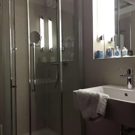 Отель Kyriad 3*