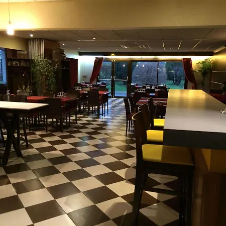 Отель Kyriad 3*
