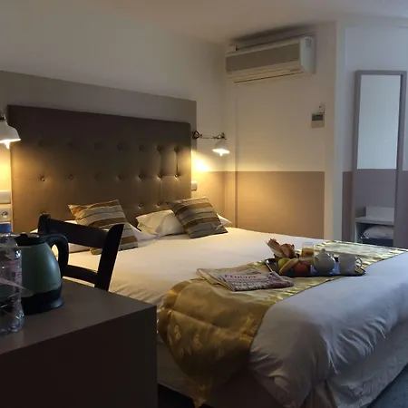 Отель Kyriad 3*